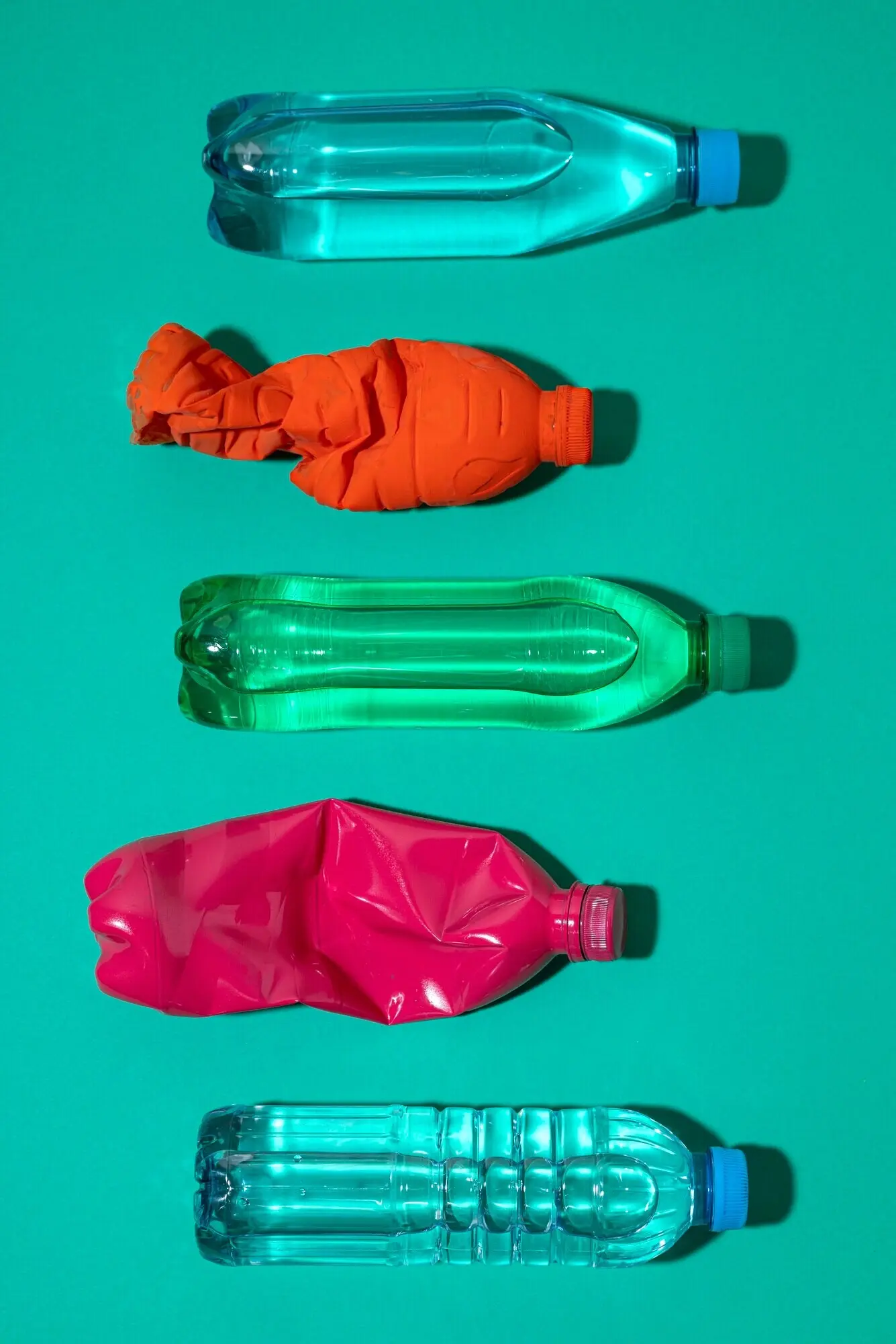 Anordnung von Plastikflaschen in der Draufsicht