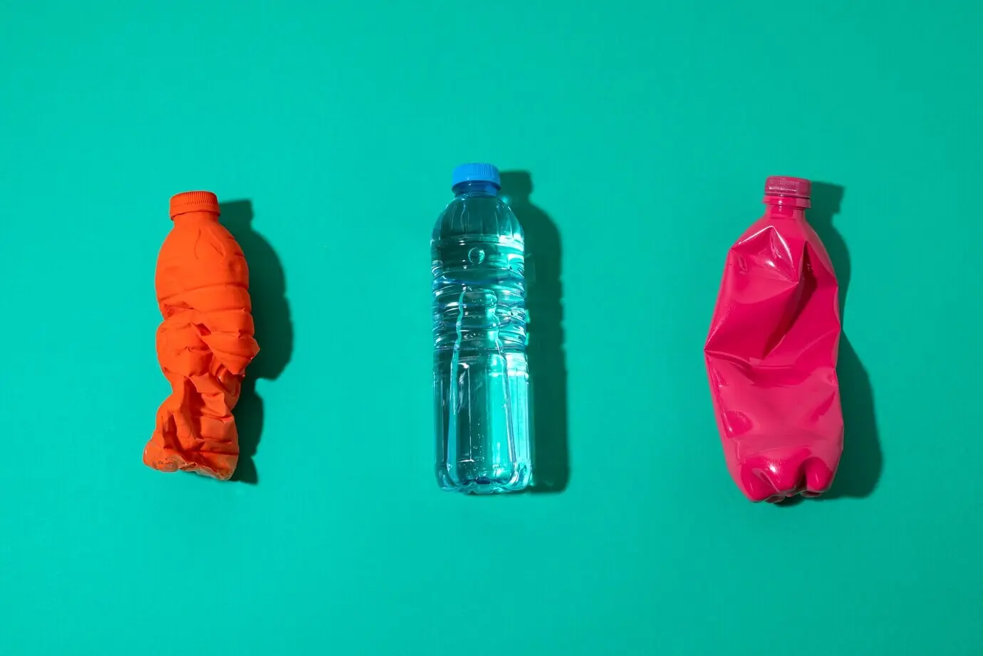 Draufsicht auf eine Anordnung von Plastikflaschen