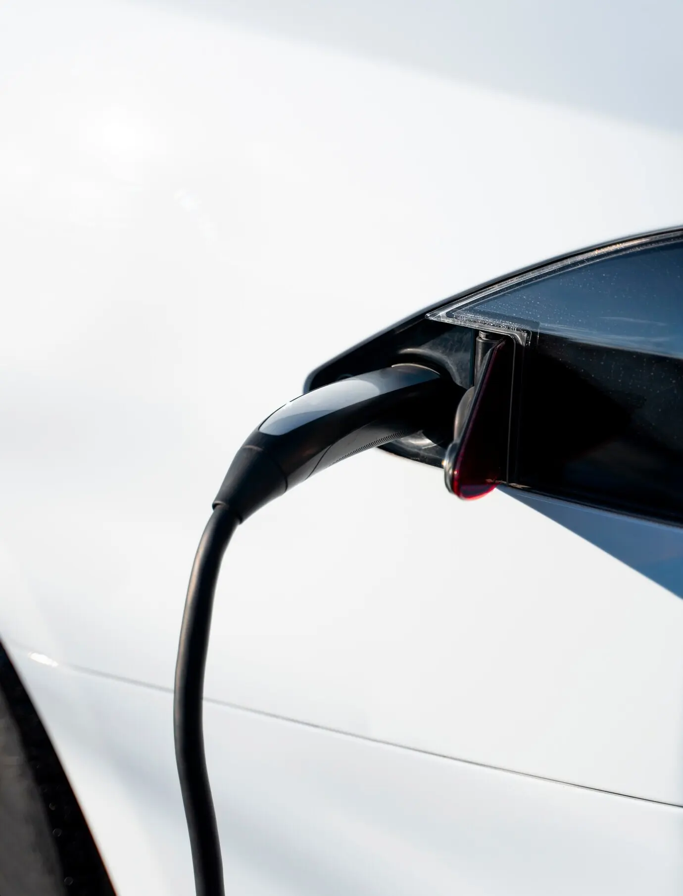 Nahaufnahme eines Elektroautos beim Laden